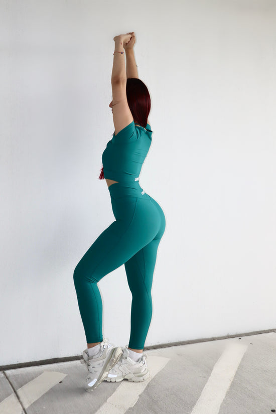 Load image into Gallery viewer, Green Ribbed V-cut pocket leggings
